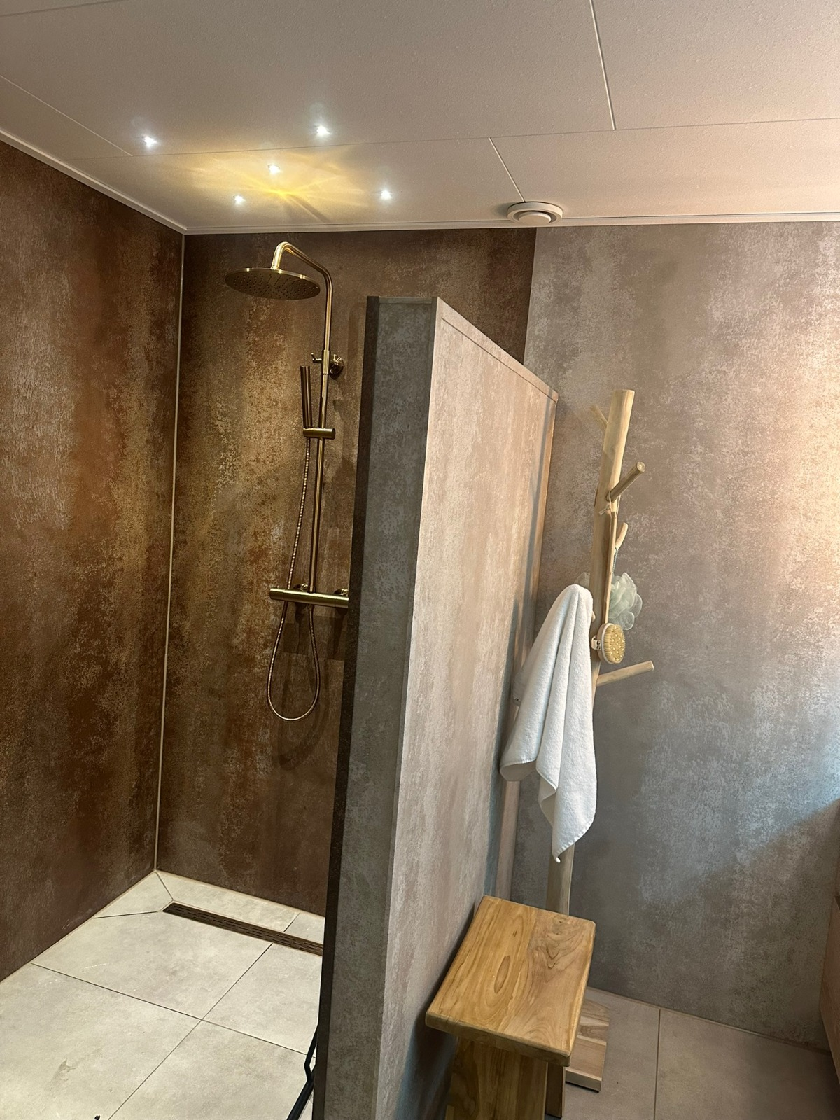 Badkamer met wandpanelen: inloopdouche met regendouche en betonlook wanden